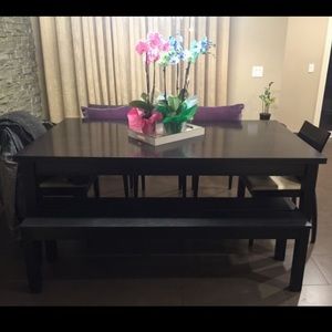 Dining table and chairs; set